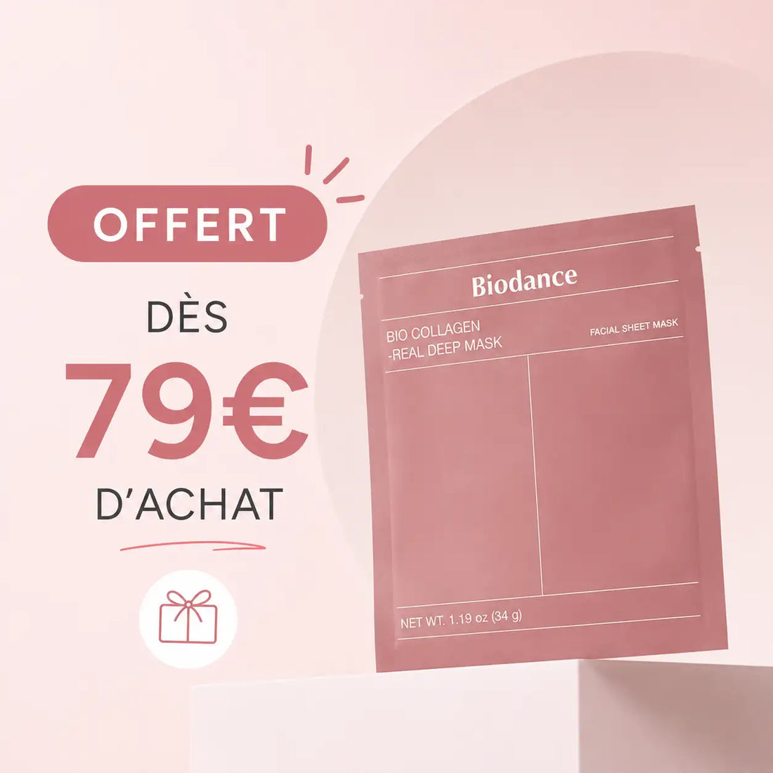 Un masque facial en feuille de biodanse rose dans une pochette élégante et minimaliste, avec du texte et des lignes blanches.